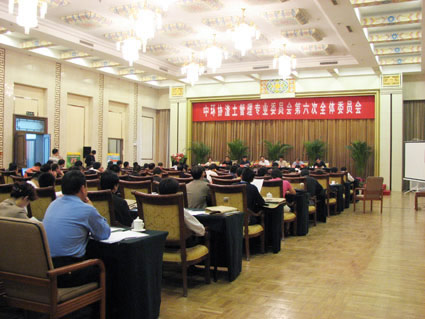 中環協渣土管理委員會第六次會議在濟南順利召開,會議針對目前國內的渣土運輸、渣土管理等方面進行了一系列的專題討論。 南京海天集團作為唯一一家清洗設備制造商被邀請出席會議,并就目前渣土轉運方面提出解決方法,詳盡地介紹了國外對渣土轉運方面的政策法規等內容。建議各城市使用海天牌洗輪機系列產品,將渣土管理工作從源抓起。該系列產品目前已出口數十臺到北美,獲得美國市場的一致好評